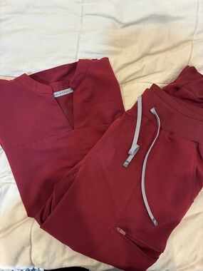 Fabletics Women’s Maroon Scrub & Top Set